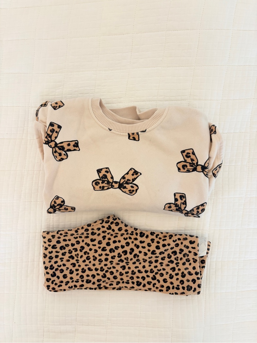 H&M girls Kids Cream Leopard Bow Set sweater and pants